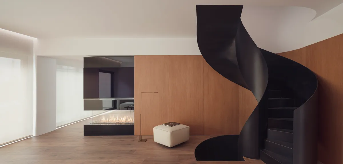 Grupo-Tesela-Balzar-arquitectos-chimenea-comedor-escalera-una-pieza