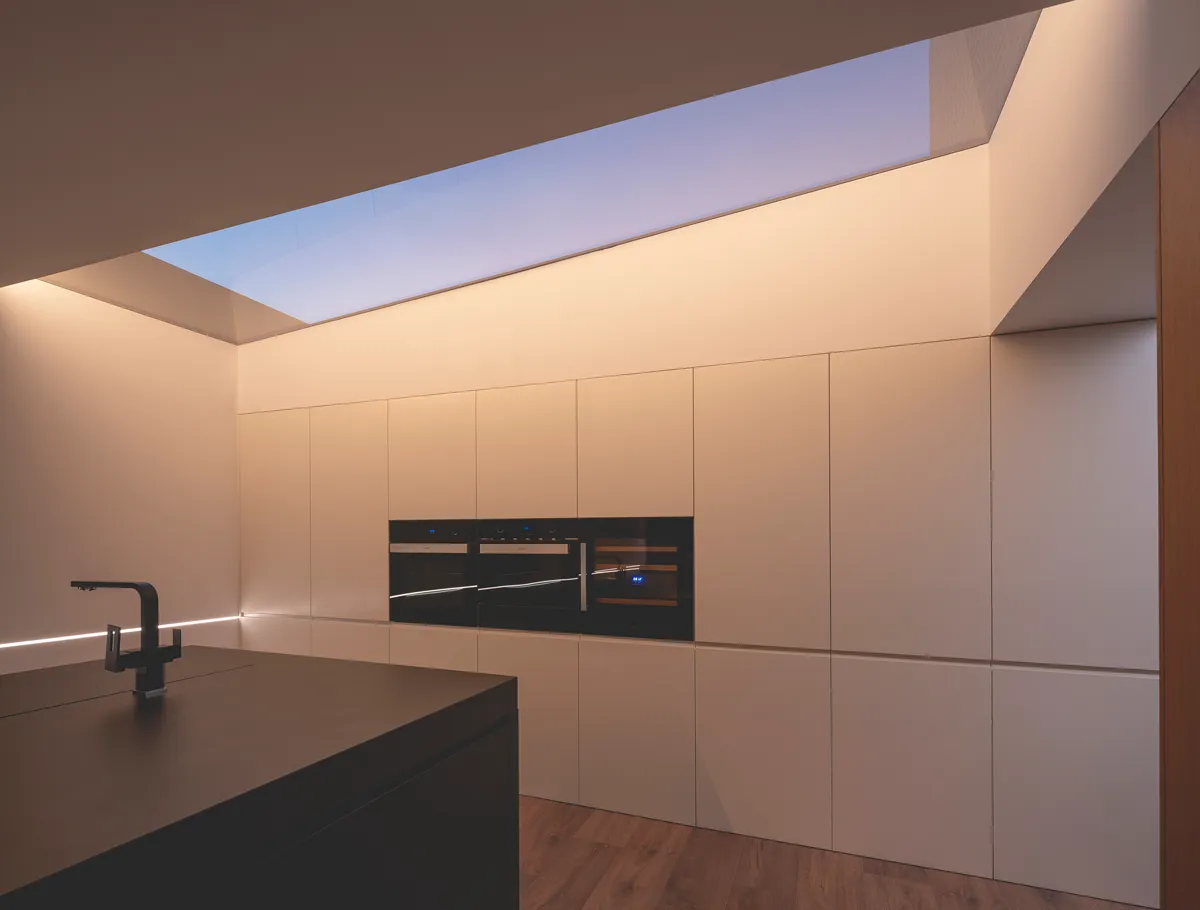 Grupo-Tesela-Balzar-arquitectos-cocina-luz-exterior-ventana-techo